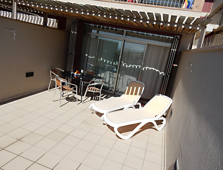 Teneriffa, El Medano Ferienwohnung, 25 qm Terrasse mit Sitz- und Liegemöglichkeiten